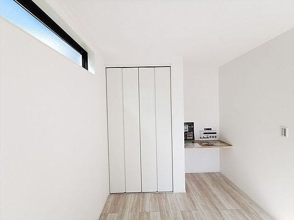 1階　洋室5.2帖収納