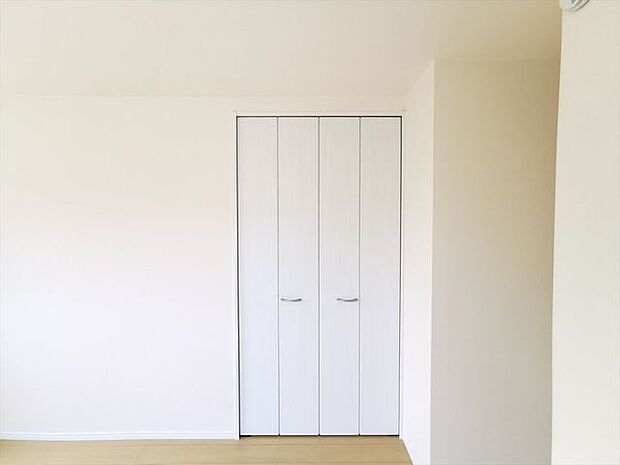 1階洋室6.5帖収納