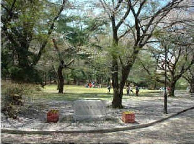 稲荷山公園まで約740m 488m