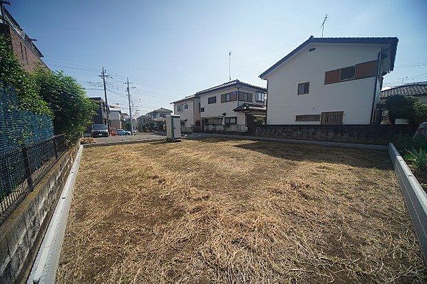 【現地土地】　旗竿地のため、車の走行音が気になりにくいロケーション。小さなお子様がいるご家庭など、比較的落ち着いた環境での暮らしをご希望の方にお勧めしたい売地です。
