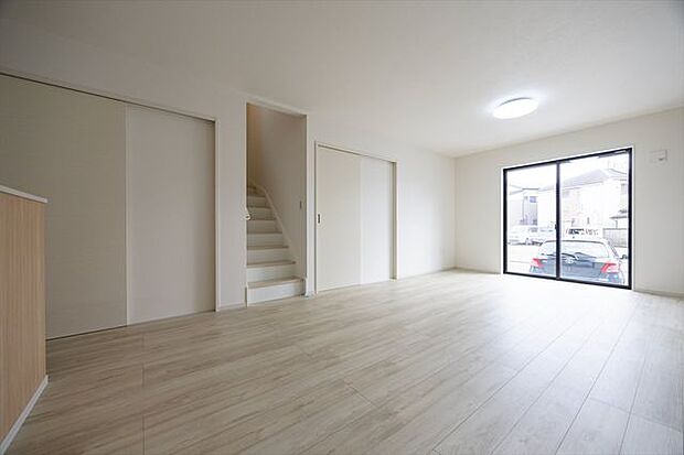 南東向きの陽当たり良いリビングは家族のふれあいを増やすリビングイン階段仕様