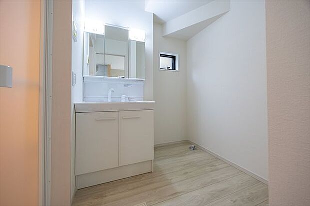 洗面脱衣室／三面鏡洗面化粧台