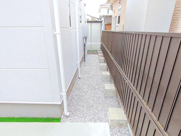 家の脇もゆとりのある造りです。エアコン室外機も置けますね