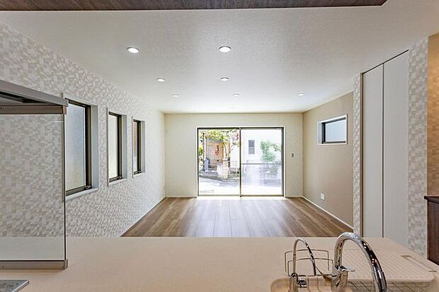 大きな掃き出し窓が開放感を演出するリビング空間