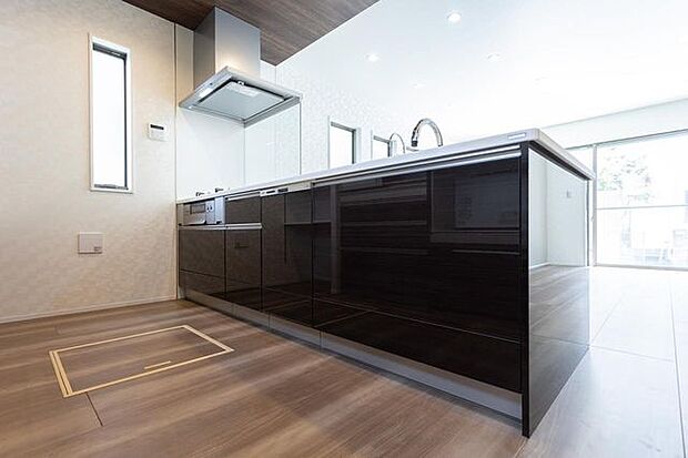 リビングを見渡すことができる対面式のオープンキッチン