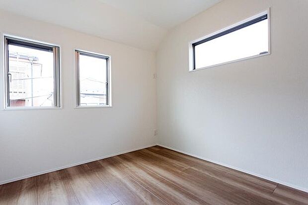 心地よい光が差し込む洋室