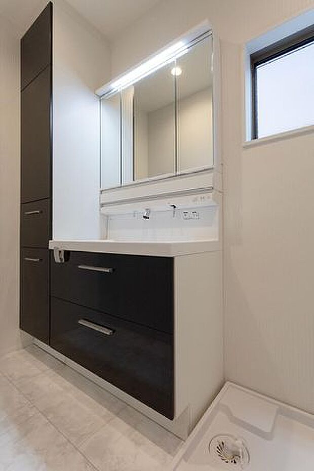 三面鏡付きの大型洗面化粧台