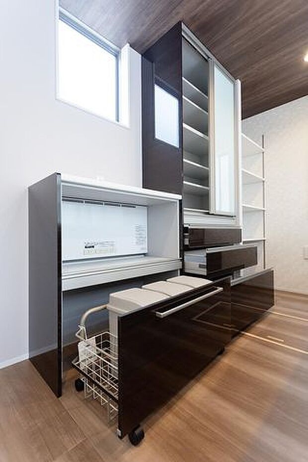 使いやすさと美しさを両立した背面収納付き