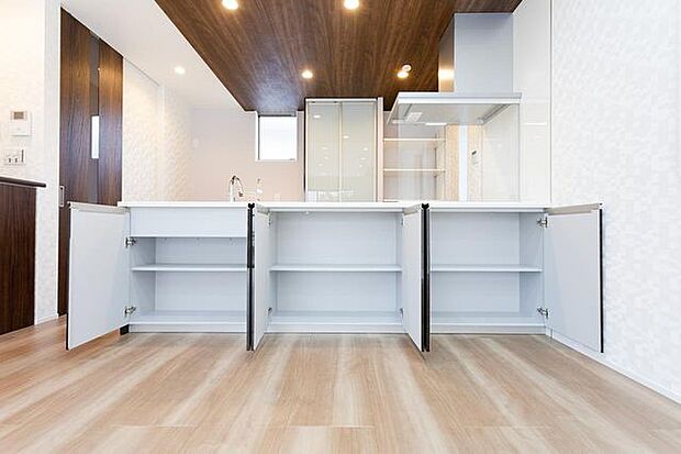 調理器具や日用品の収納に便利な収納スペース