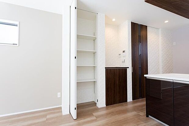 生活感を隠して空間を美しく保つリビング収納