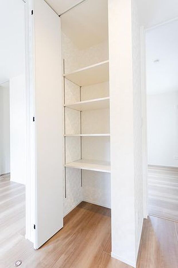 デッドスペースを活かした2階の可動棚収納