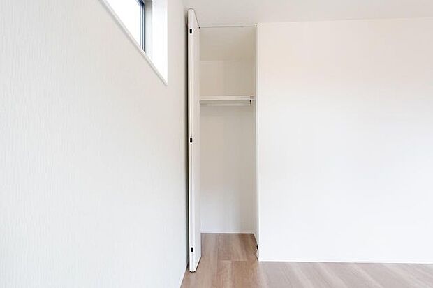 高窓からやさしく自然光が入る洋室クローゼット