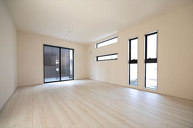 たっぷり陽射しが降り注ぐリビング