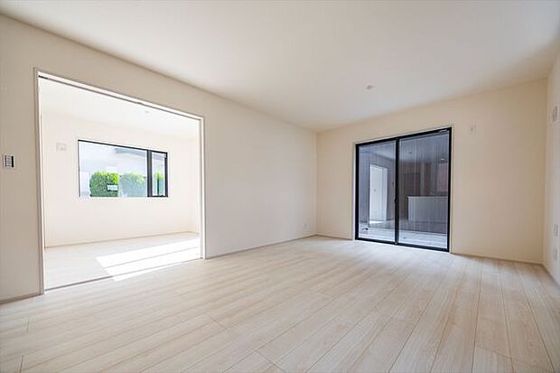 隣接の洋室4.5帖と続くと、より開放感あるリビングに