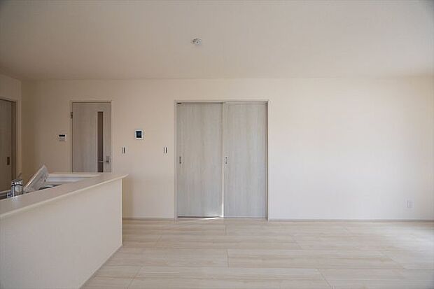 白が基調で清潔感あふれるリビングです