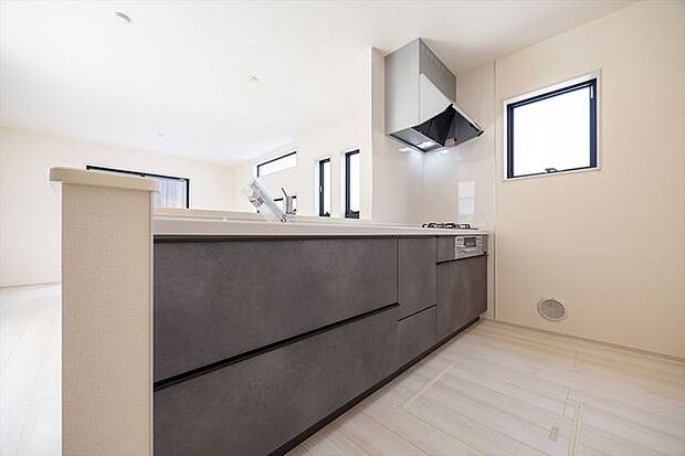 対面キッチンなので、リビングダイニングで学習するお子様を見守りながらお料理をすることもできます。家族との会話も弾みますね