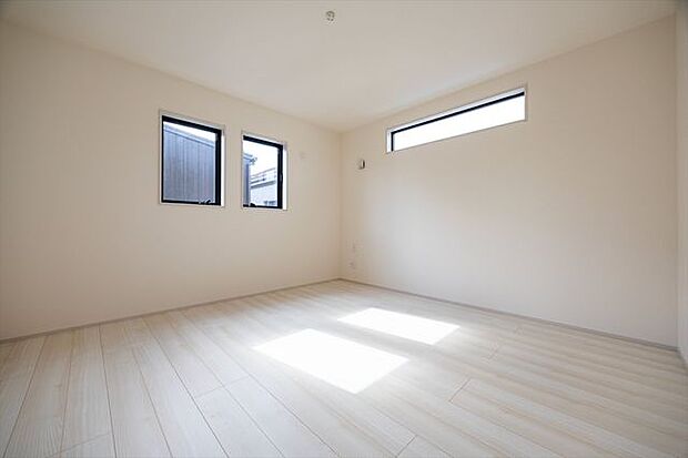 2F 8.75帖 WIC付きの洋室三面採光です!