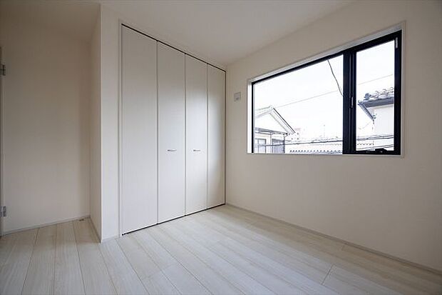 2F 洋室5帖 二面採光です