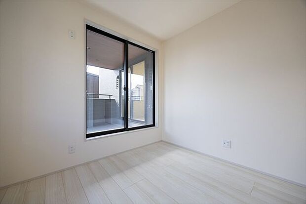 2F 洋室5帖 バルコニー隣接です