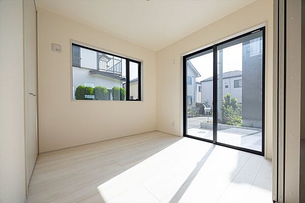 1F洋室 4.5帖たっぷり陽射しが降り注ぎます