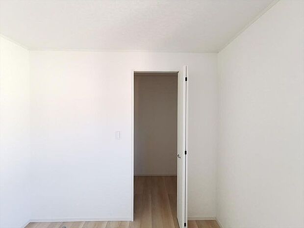 【洋室 6.7帖収納】