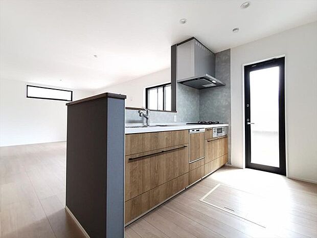 対面キッチンなので、お子様を見守りながらお料理することもできます