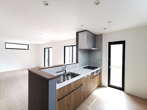 対面キッチンを採用しているので、自然と家族のコミュニケーションも増え、お料理中も寂しくありません