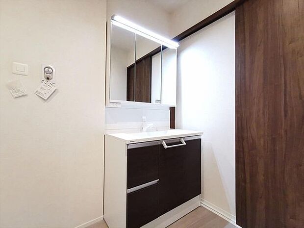 ご家族揃って身支度可能なゆとりの洗面室