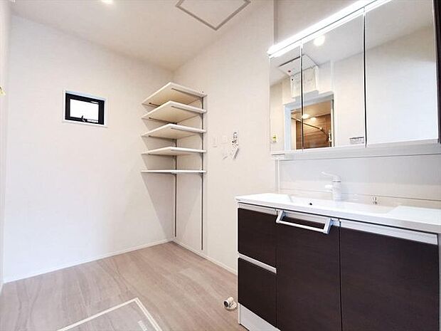 ゆとりの洗面スペースで朝の身支度もスムーズ