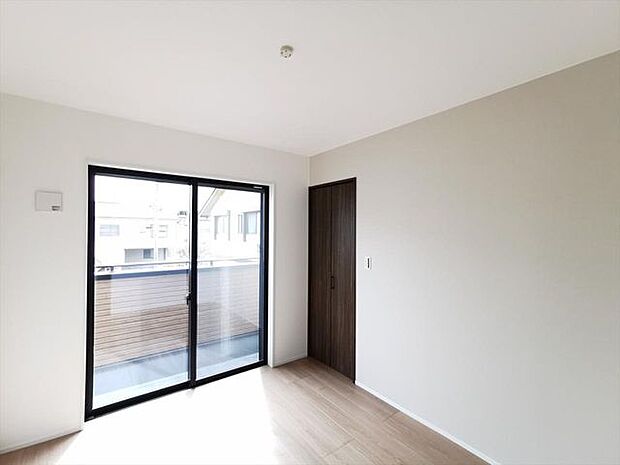 バルコニーに面した洋室5.2帖