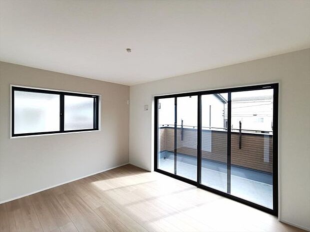 バルコニーに面した主寝室7.6帖