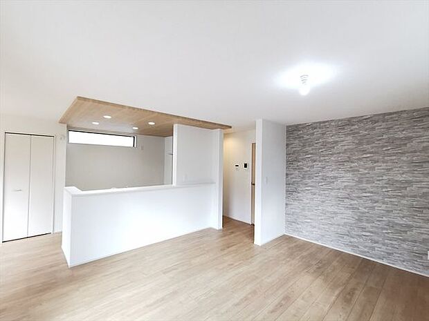 リビング　LDK21帖たっぷり陽射しが降り注ぐリビング、大窓からの見晴らしも良好です。眺望や陽当りをぜひ現地にてご体感ください。