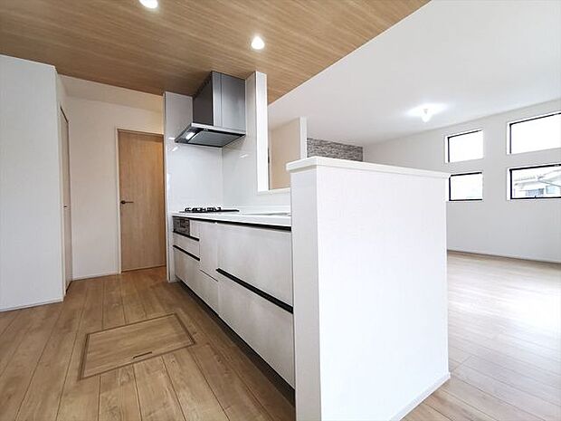 対面キッチンなので、リビングダイニングで学習するお子様を見守りながらお料理をすることもできます。家族との会話も弾みますね。