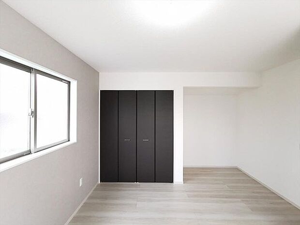 【洋室 7.7帖収納】