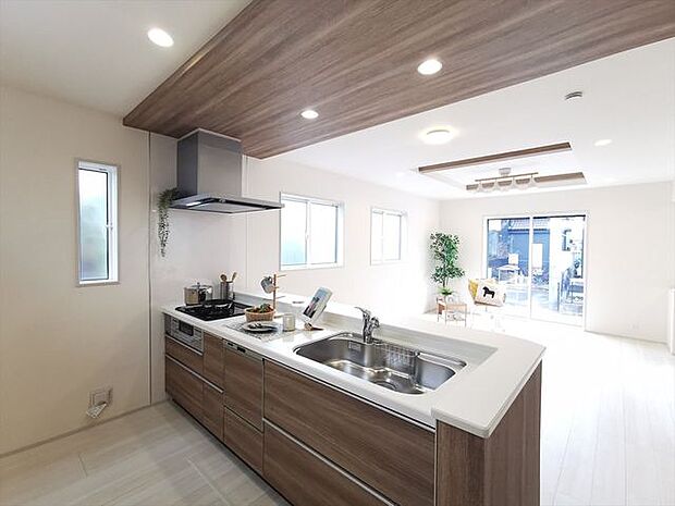 対面キッチンなので、リビングダイニングで学習するお子様を見守りながらお料理をすることもできます。家族との会話も弾みますね