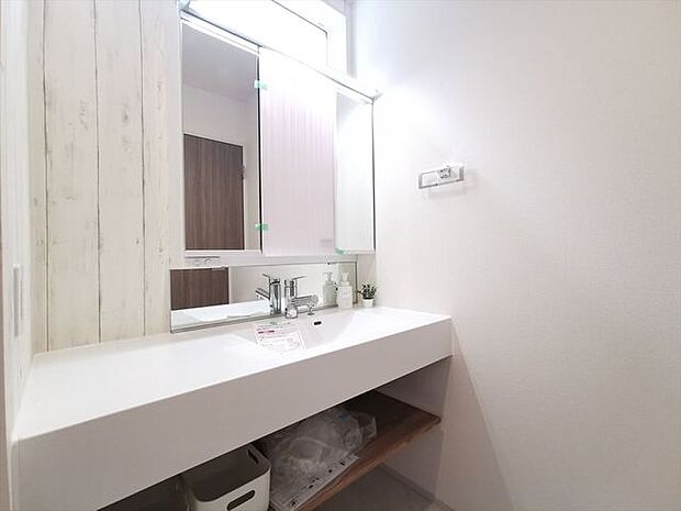 ゆとりの洗面スペースで朝の身支度もスムーズに
