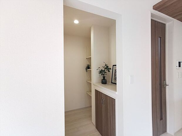 パントリー付きで収納も豊富、キッチンがスッキリ見えますね。