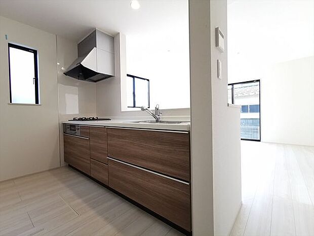 対面キッチンなのでリビングダイニングで学習するお子様を見守りながらお料理をすることもできます。家族との会話も弾みますね。