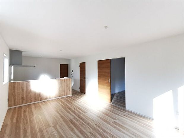 LDK+隣接洋室6帖、間仕切りを開放すれば計23帖のおもてなしスペースとしてもご活用いただけて便利です。