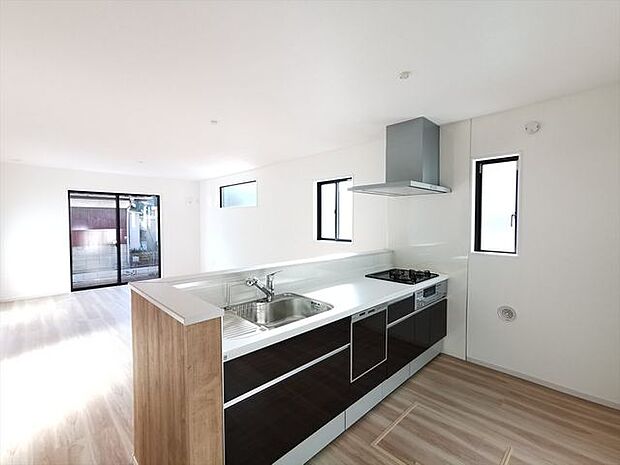 対面式キッチン対面キッチンなので、リビングダイニングで学習するお子様を見守りながらお料理をすることもできます。家族との会話も弾みますね。