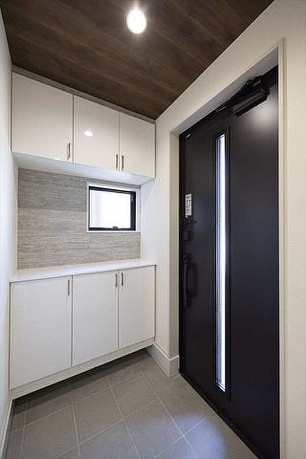 玄関/たっぷり収納できるシューズボックスを備えています。