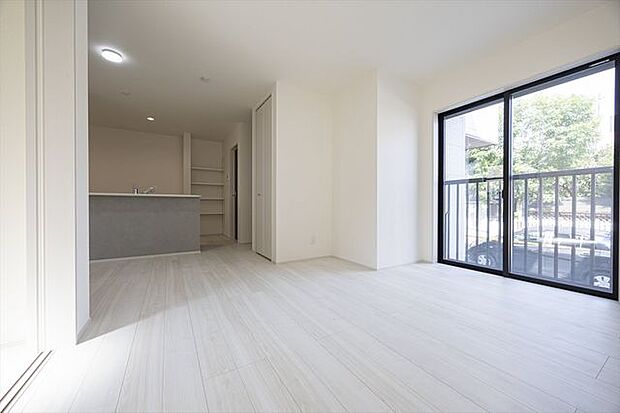 リビングは東南2面採光で陽当たり良好です。