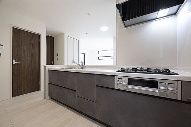 3口コンロシステムキッチン/キッチンの先には家事動線の良い洗面脱衣室と浴室がございます。