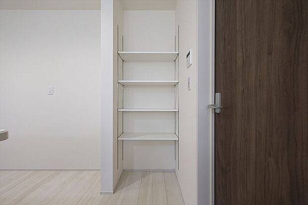 パントリーとして活躍する可動棚収納