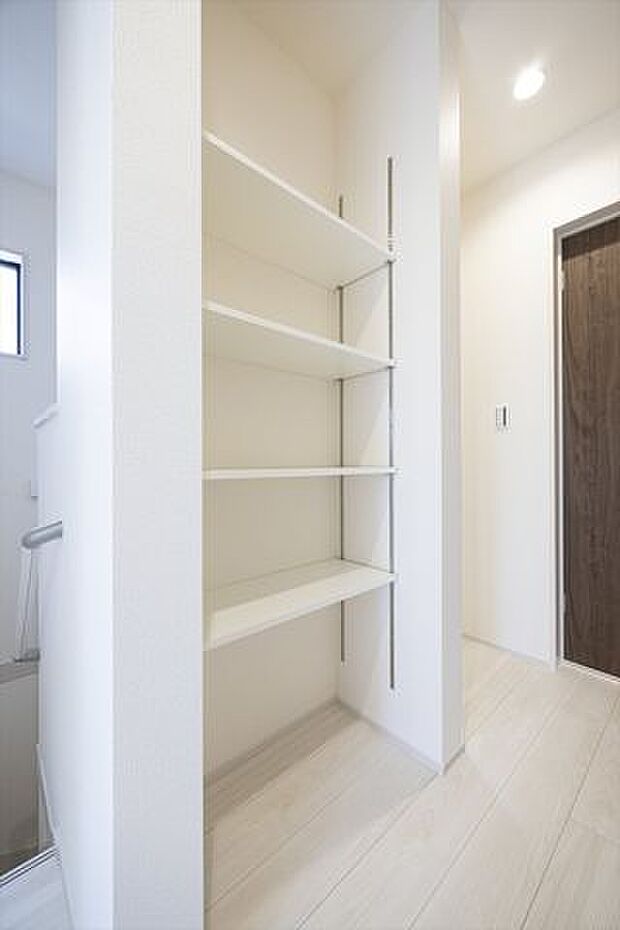 2F廊下収納/小物のディスプレイや家族の本棚等としても用途に合わせて活用いただけます。