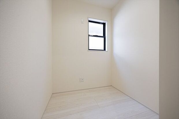 2F納戸/季節ものや家電などたっぷり収納可能です。