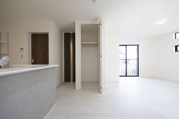 洋服もかけられるクローゼット仕様のリビング収納