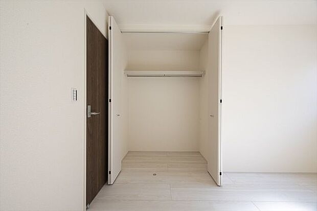 各部屋クローゼットを備えております。