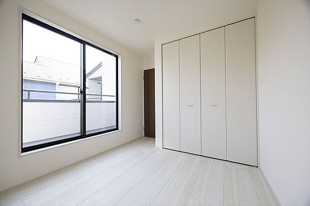 2F洋室5.33帖/南向きバルコニー面の明るい一室