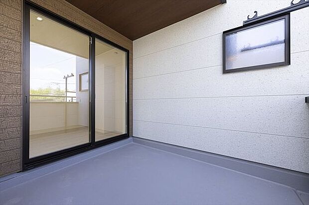 主寝室からはこちらのインナーバルコニーへ出入りできます。夕涼みにもおすすめです。